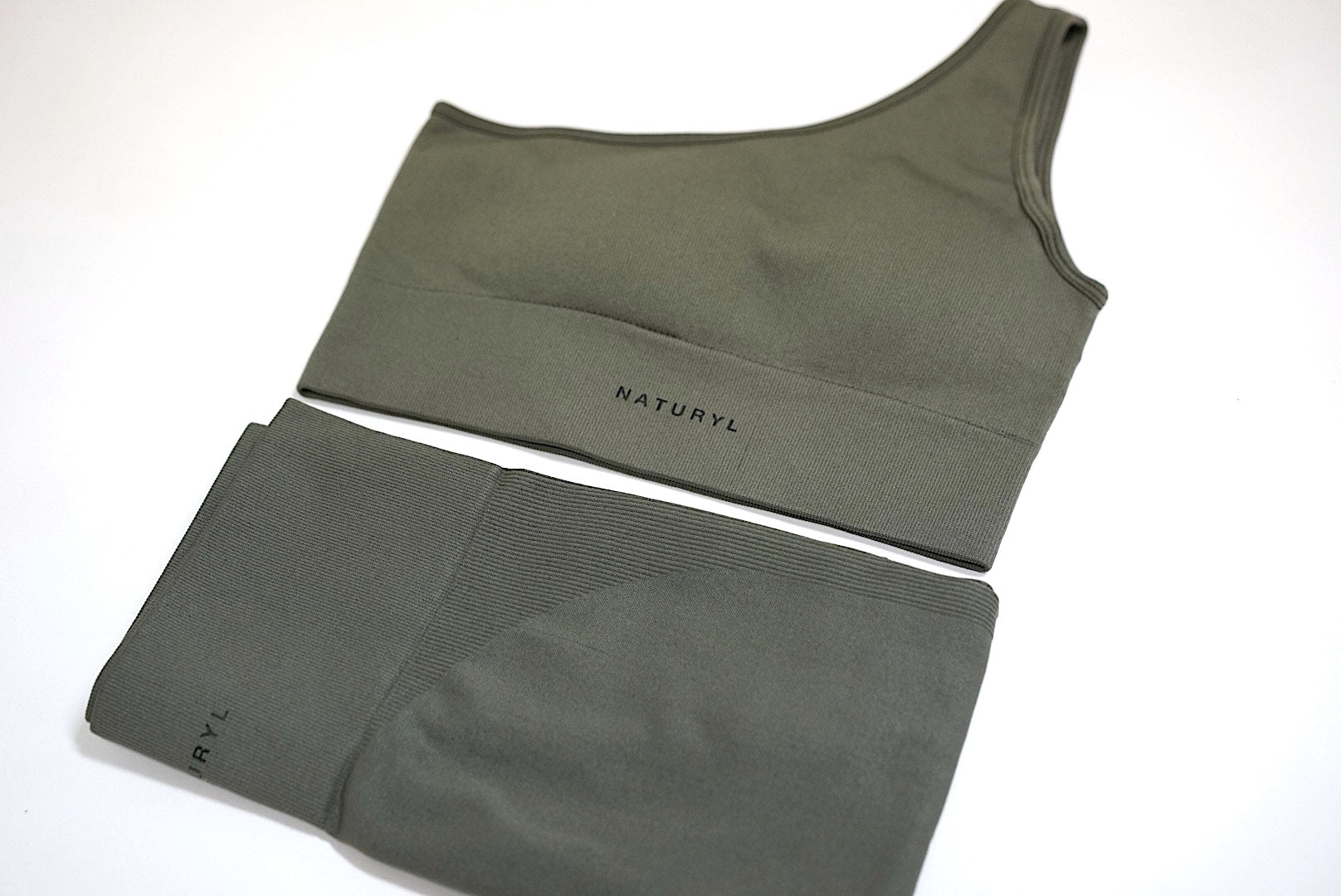 THE ESSENTIAL RIBBED SET